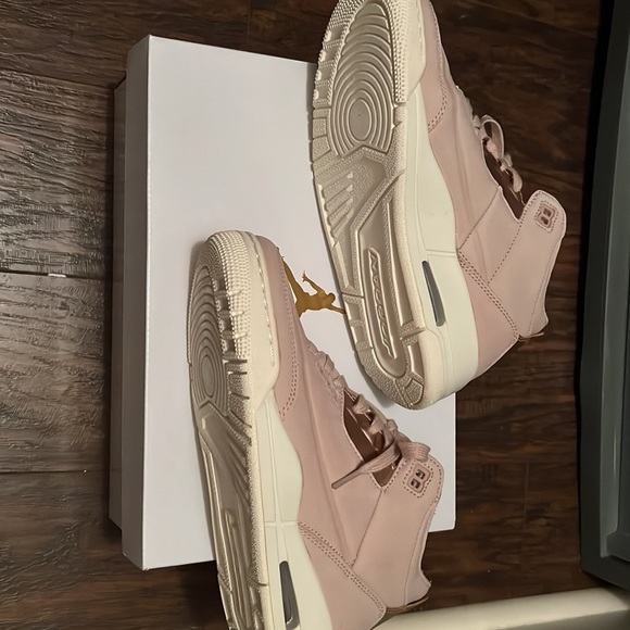 COPY - Womens Air Jordan 3 Retro 7.5 - Picture 2 of 3